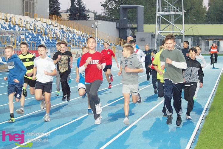 Biegał cały Mielec. I okolice też. XIX Bieg Uliczny o Puchar Prezydenta Mielca wokół stadionu - CZĘŚĆ PIERWSZA