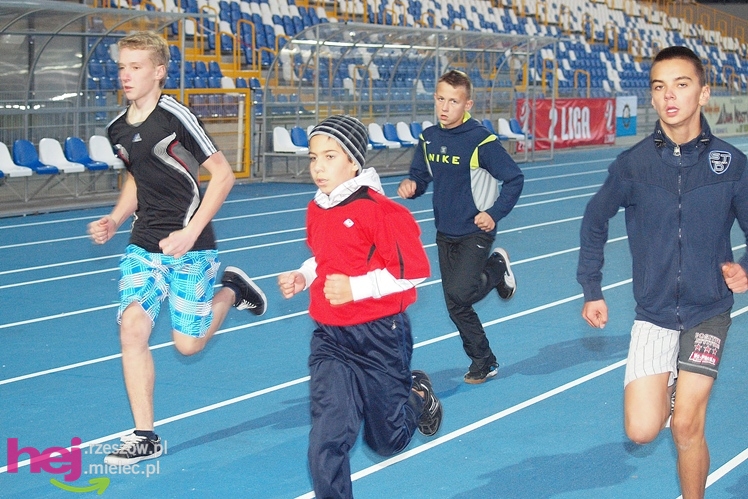Biegał cały Mielec. I okolice też. XIX Bieg Uliczny o Puchar Prezydenta Mielca wokół stadionu - CZĘŚĆ PIERWSZA