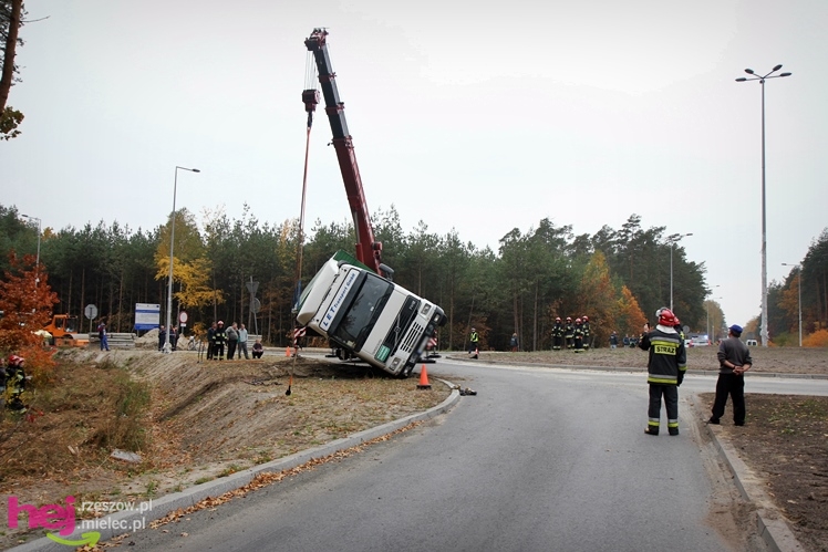 Na drodze wojewódzkiej Mielec - Kolbuszowa wywrócił się TIR wiozący świnie