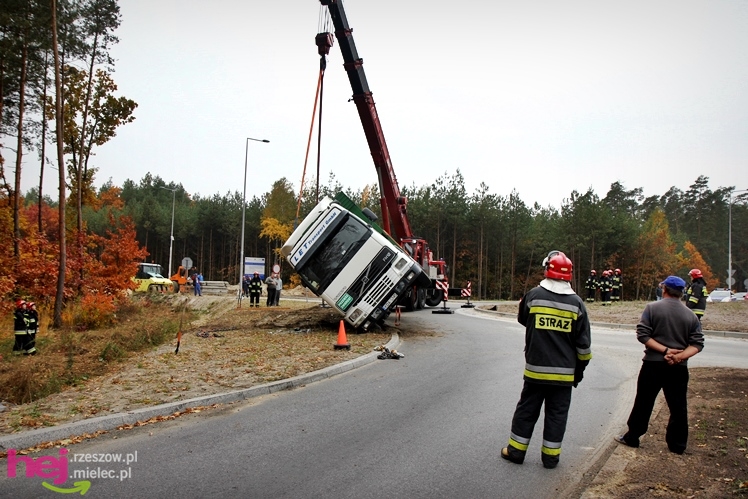 Na drodze wojewódzkiej Mielec - Kolbuszowa wywrócił się TIR wiozący świnie