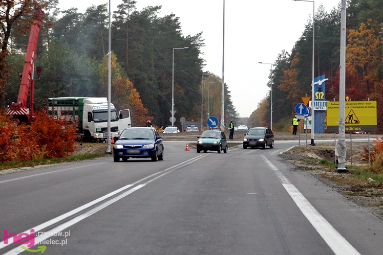Na drodze wojewódzkiej Mielec - Kolbuszowa wywrócił się TIR wiozący świnie