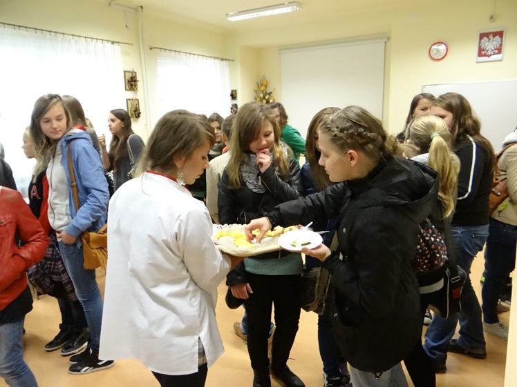 Piknik edukacyjny w Rzemieniu: blisko 300 gimnazjalistów zobaczyło placówkę