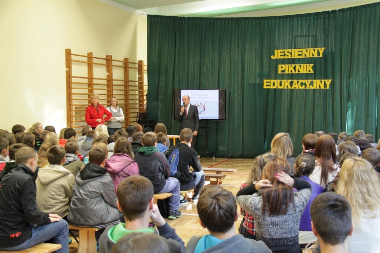 Piknik edukacyjny w Rzemieniu: blisko 300 gimnazjalistów zobaczyło placówkę