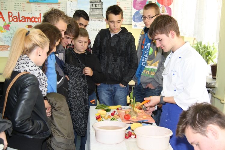 Piknik edukacyjny w Rzemieniu: blisko 300 gimnazjalistów zobaczyło placówkę