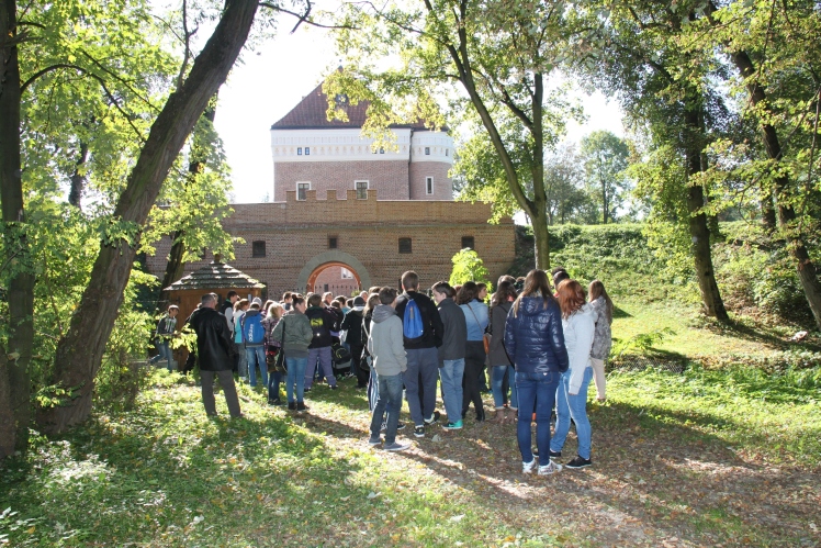 Piknik edukacyjny w Rzemieniu: blisko 300 gimnazjalistów zobaczyło placówkę