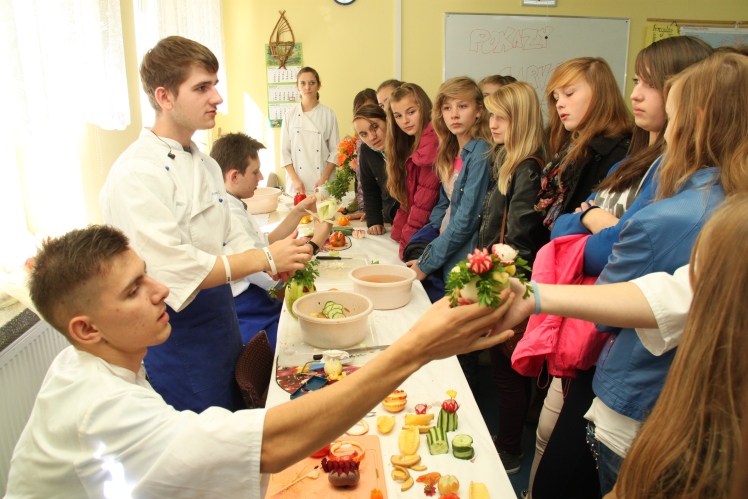 Piknik edukacyjny w Rzemieniu: blisko 300 gimnazjalistów zobaczyło placówkę