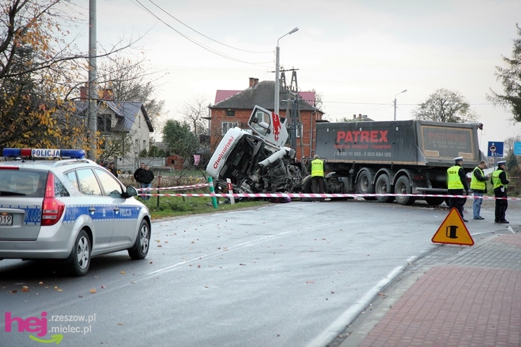 Poważny wypadek w Rzędzianowicach. TIR zderzył się z autobusem