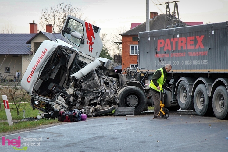 Poważny wypadek w Rzędzianowicach. TIR zderzył się z autobusem