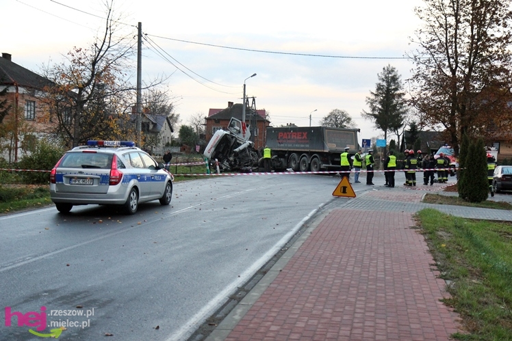 Poważny wypadek w Rzędzianowicach. TIR zderzył się z autobusem