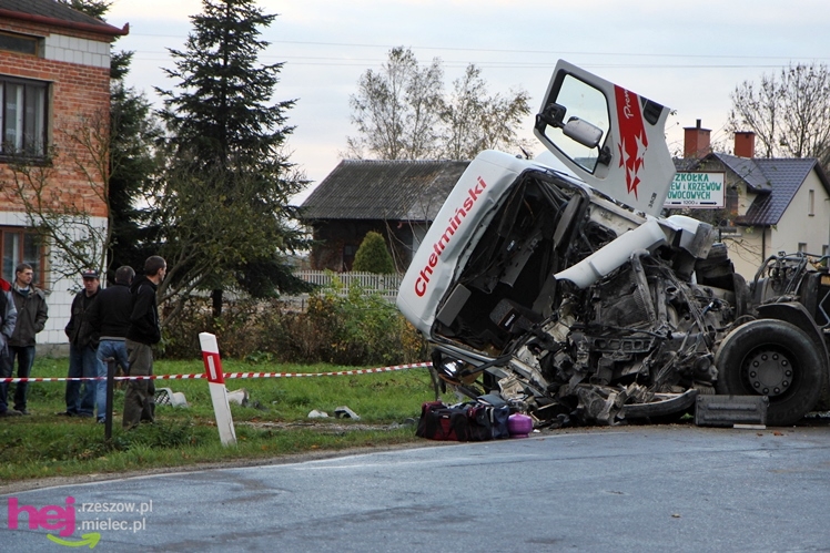 Poważny wypadek w Rzędzianowicach. TIR zderzył się z autobusem