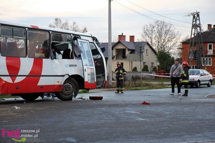 Poważny wypadek w Rzędzianowicach. TIR zderzył się z autobusem