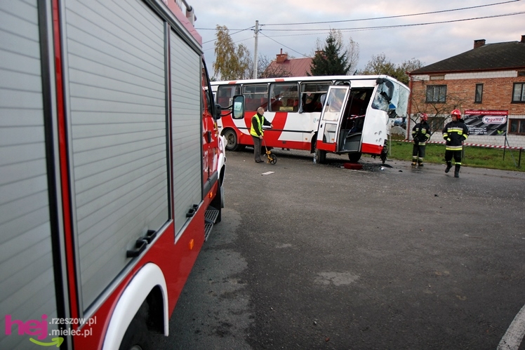 Poważny wypadek w Rzędzianowicach. TIR zderzył się z autobusem