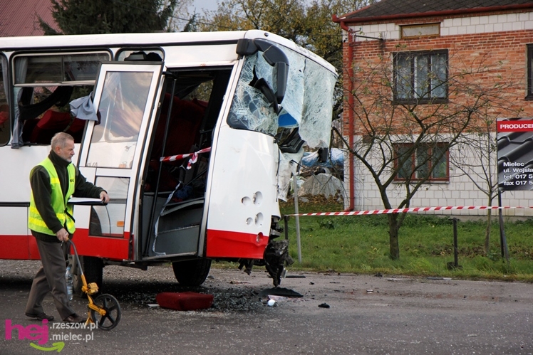 Poważny wypadek w Rzędzianowicach. TIR zderzył się z autobusem