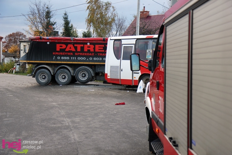 Poważny wypadek w Rzędzianowicach. TIR zderzył się z autobusem