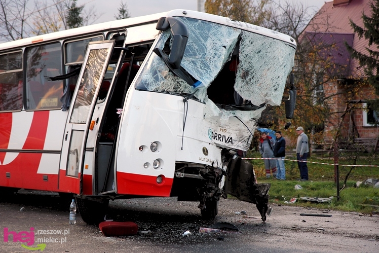Poważny wypadek w Rzędzianowicach. TIR zderzył się z autobusem