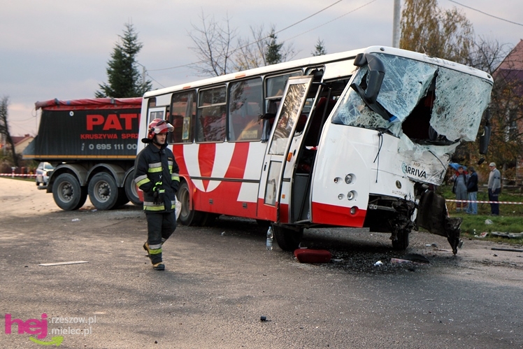 Poważny wypadek w Rzędzianowicach. TIR zderzył się z autobusem