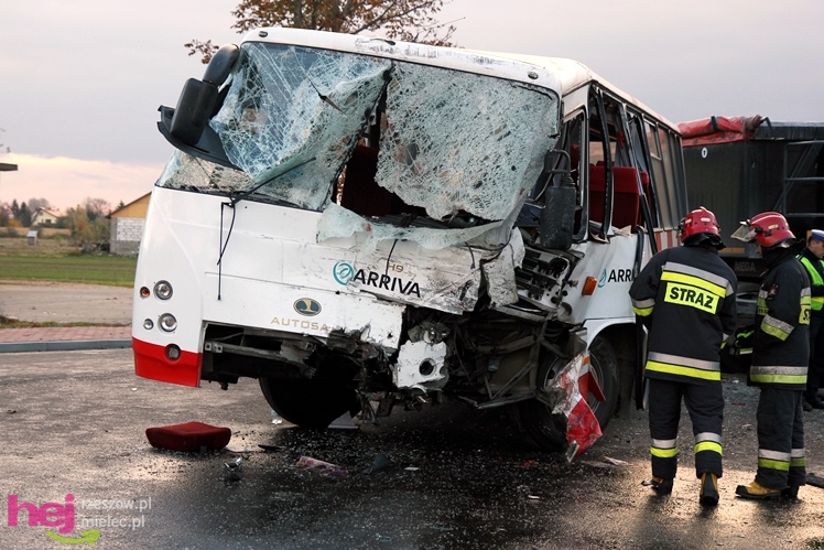 Poważny wypadek w Rzędzianowicach. TIR zderzył się z autobusem