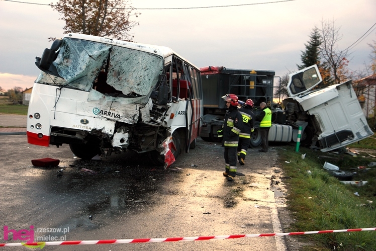 Poważny wypadek w Rzędzianowicach. TIR zderzył się z autobusem