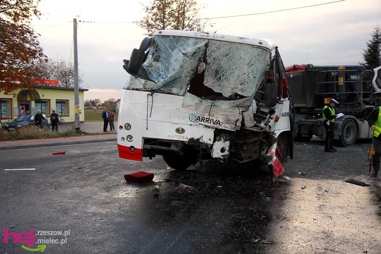 Poważny wypadek w Rzędzianowicach. TIR zderzył się z autobusem
