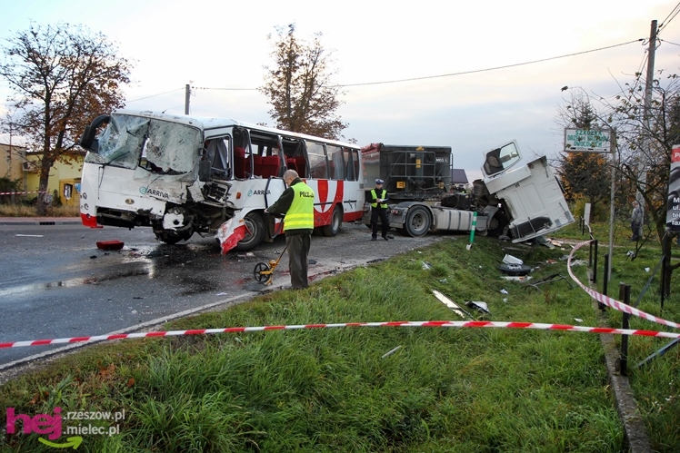 Poważny wypadek w Rzędzianowicach. TIR zderzył się z autobusem