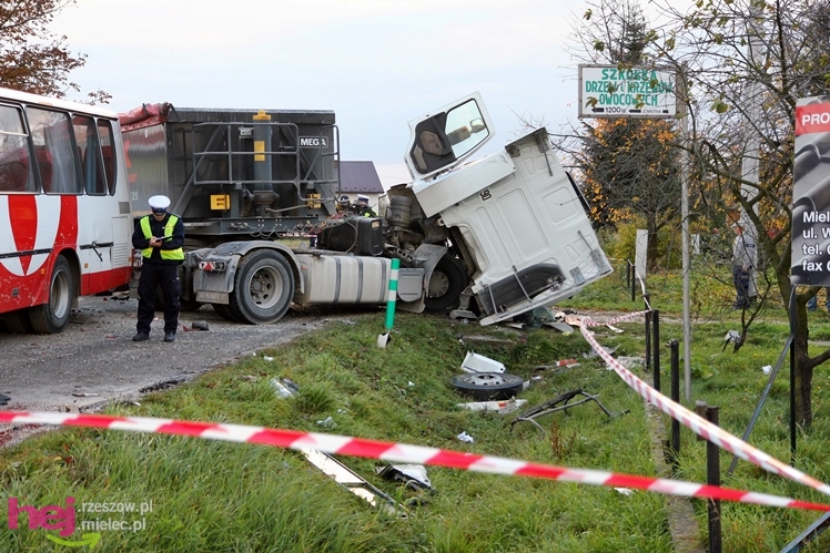 Poważny wypadek w Rzędzianowicach. TIR zderzył się z autobusem