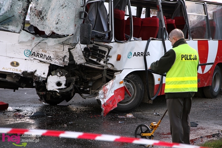 Poważny wypadek w Rzędzianowicach. TIR zderzył się z autobusem
