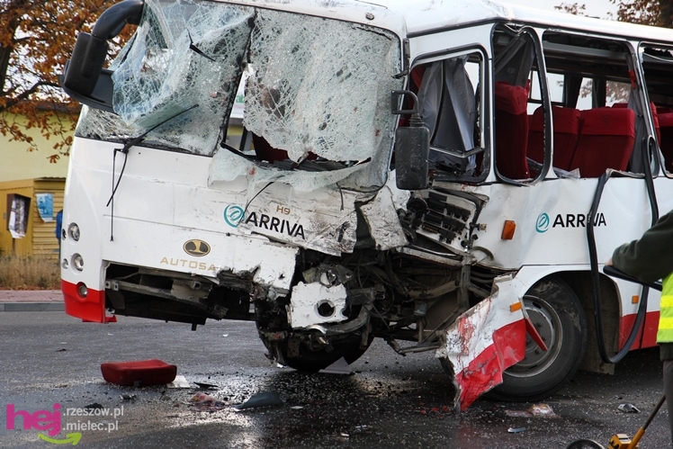 Poważny wypadek w Rzędzianowicach. TIR zderzył się z autobusem
