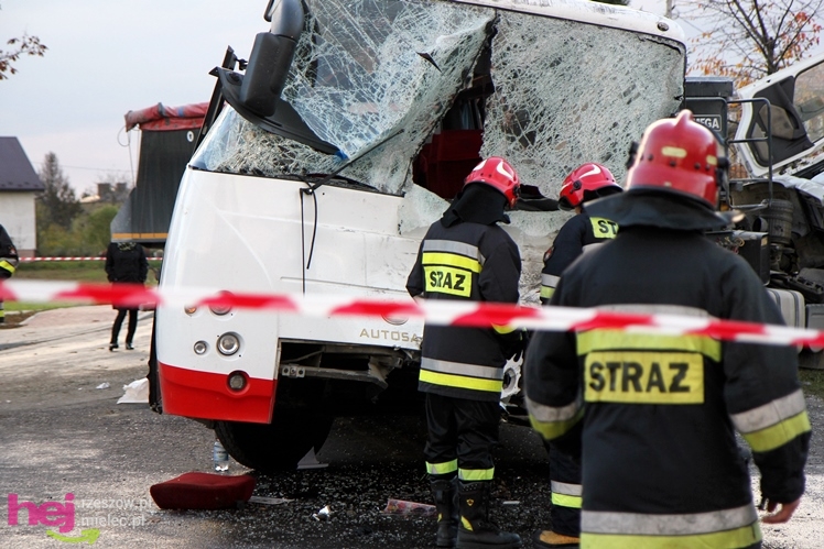 Poważny wypadek w Rzędzianowicach. TIR zderzył się z autobusem
