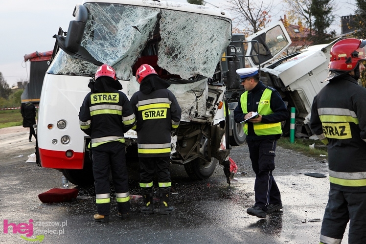 Poważny wypadek w Rzędzianowicach. TIR zderzył się z autobusem