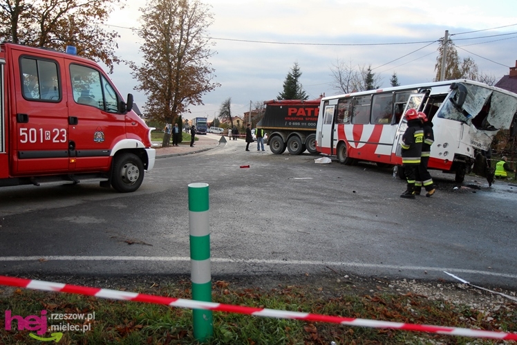 Poważny wypadek w Rzędzianowicach. TIR zderzył się z autobusem