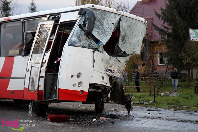 Poważny wypadek w Rzędzianowicach. TIR zderzył się z autobusem