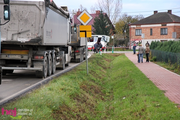 Poważny wypadek w Rzędzianowicach. TIR zderzył się z autobusem