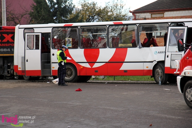 Poważny wypadek w Rzędzianowicach. TIR zderzył się z autobusem