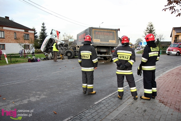 Poważny wypadek w Rzędzianowicach. TIR zderzył się z autobusem