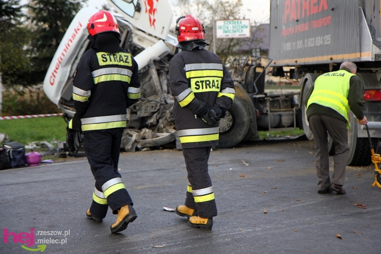 Poważny wypadek w Rzędzianowicach. TIR zderzył się z autobusem