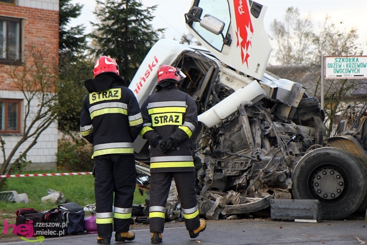 Poważny wypadek w Rzędzianowicach. TIR zderzył się z autobusem
