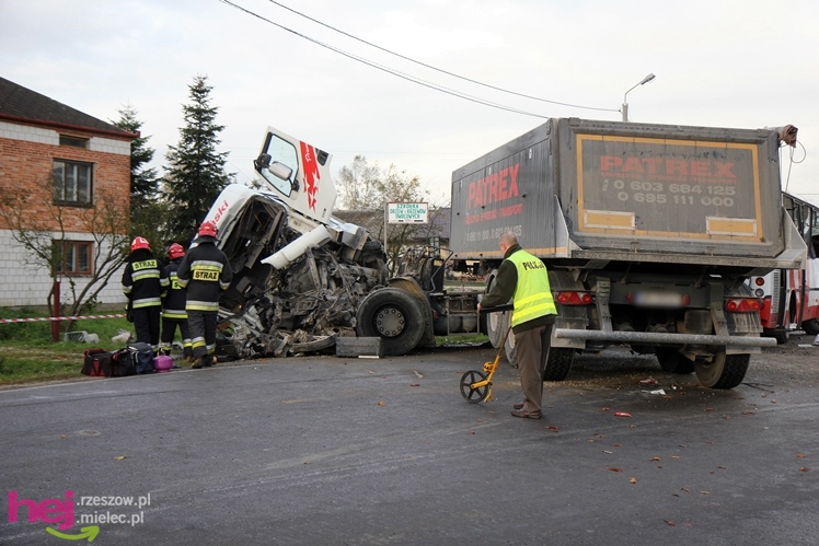Poważny wypadek w Rzędzianowicach. TIR zderzył się z autobusem
