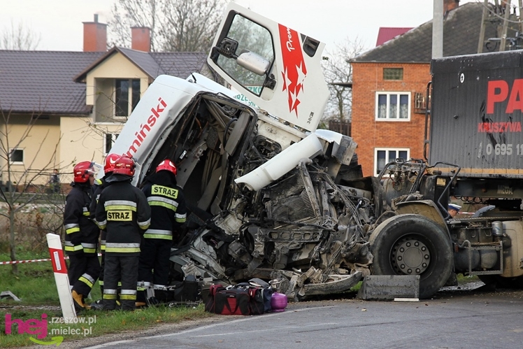 Poważny wypadek w Rzędzianowicach. TIR zderzył się z autobusem