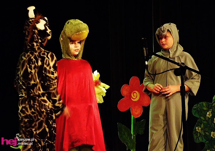 XIII Miejski Przegląd Dziecięcych Grup Teatralnych ?Scenażeria? z tłumem małych aktorów