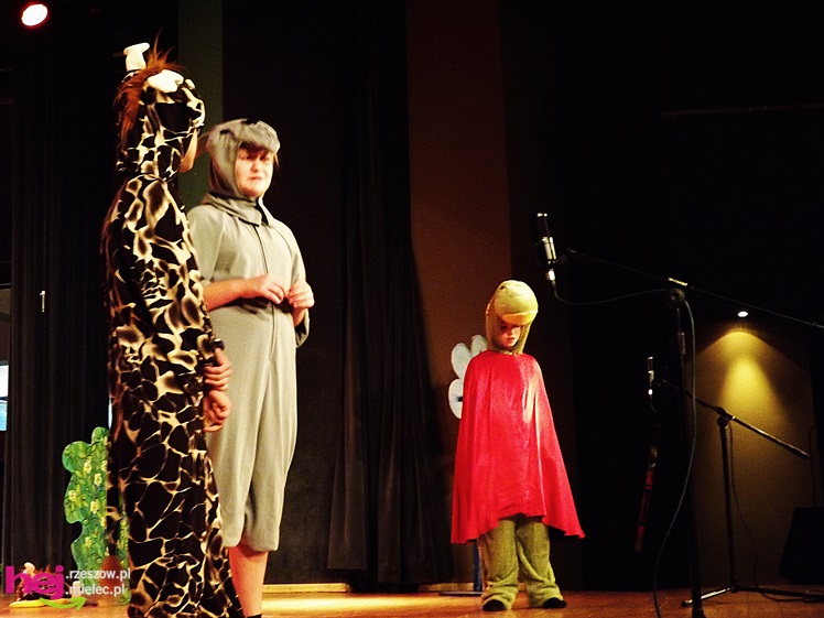 XIII Miejski Przegląd Dziecięcych Grup Teatralnych ?Scenażeria? z tłumem małych aktorów