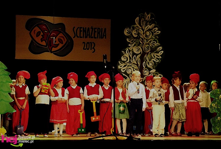 XIII Miejski Przegląd Dziecięcych Grup Teatralnych ?Scenażeria? z tłumem małych aktorów