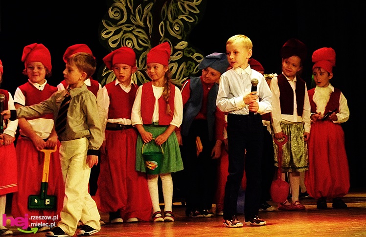 XIII Miejski Przegląd Dziecięcych Grup Teatralnych ?Scenażeria? z tłumem małych aktorów