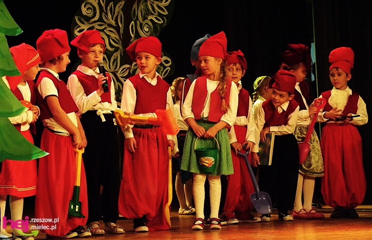 XIII Miejski Przegląd Dziecięcych Grup Teatralnych ?Scenażeria? z tłumem małych aktorów