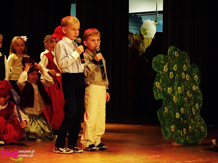 XIII Miejski Przegląd Dziecięcych Grup Teatralnych ?Scenażeria? z tłumem małych aktorów