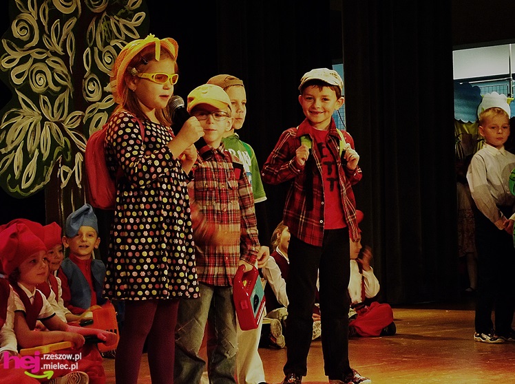 XIII Miejski Przegląd Dziecięcych Grup Teatralnych ?Scenażeria? z tłumem małych aktorów