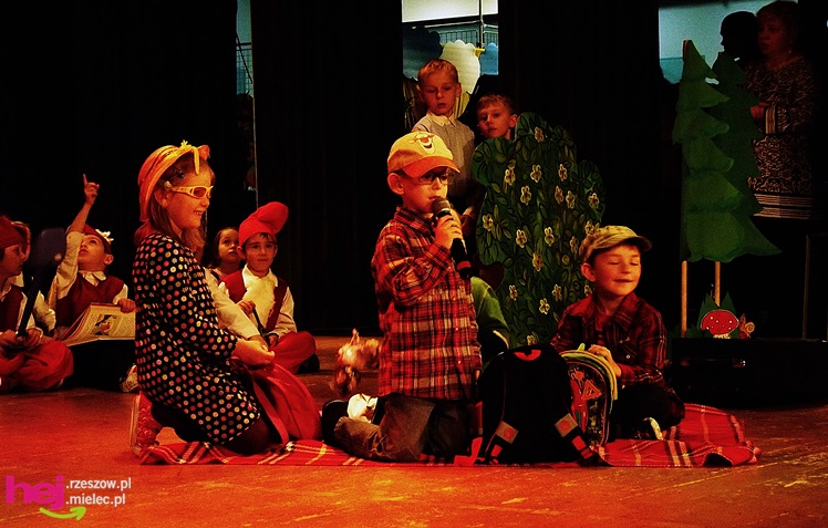 XIII Miejski Przegląd Dziecięcych Grup Teatralnych ?Scenażeria? z tłumem małych aktorów