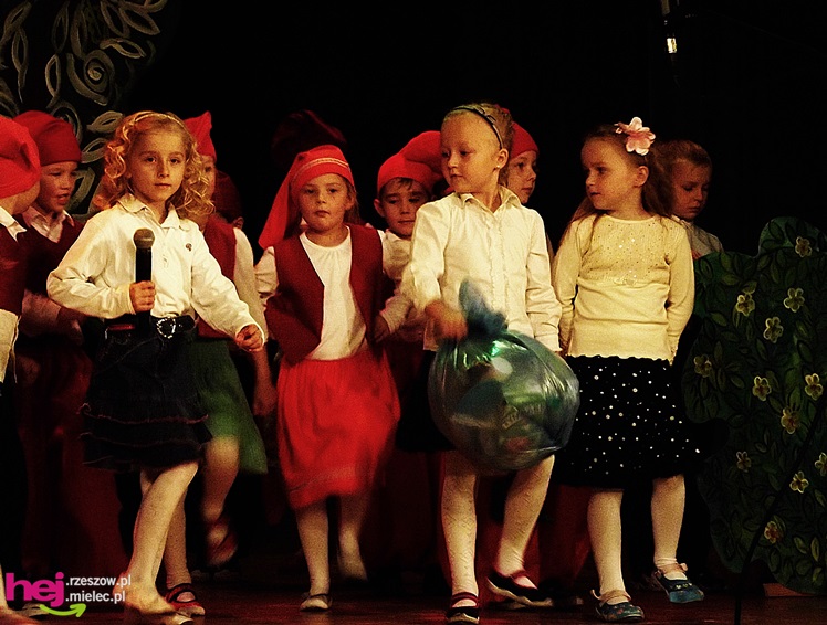 XIII Miejski Przegląd Dziecięcych Grup Teatralnych ?Scenażeria? z tłumem małych aktorów
