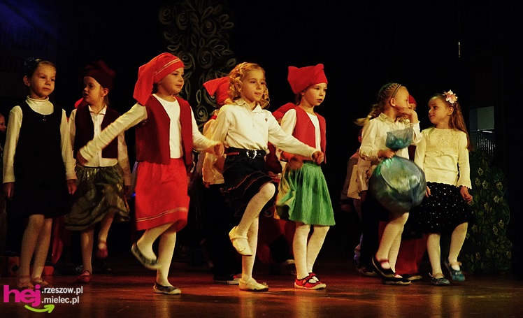 XIII Miejski Przegląd Dziecięcych Grup Teatralnych ?Scenażeria? z tłumem małych aktorów