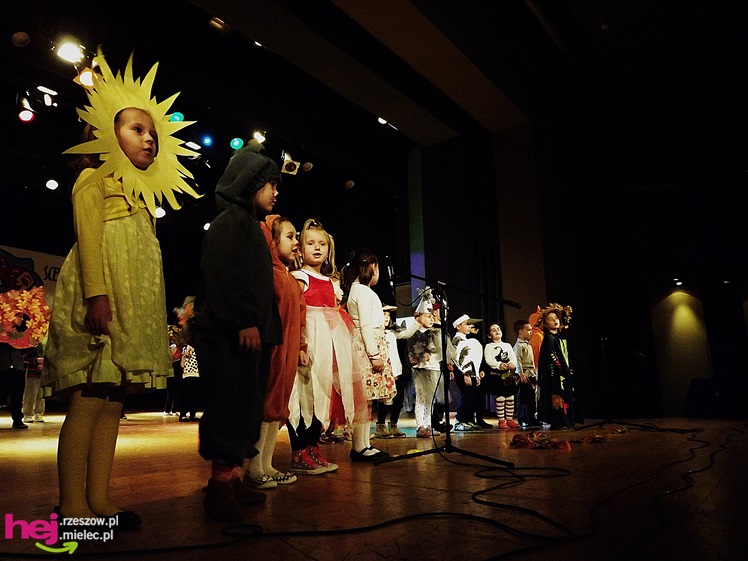XIII Miejski Przegląd Dziecięcych Grup Teatralnych ?Scenażeria? z tłumem małych aktorów