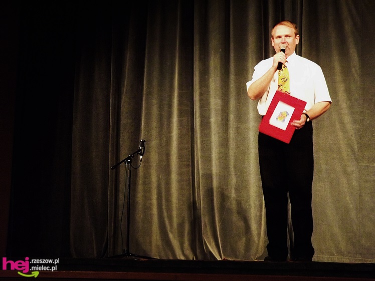 XIII Miejski Przegląd Dziecięcych Grup Teatralnych ?Scenażeria? z tłumem małych aktorów